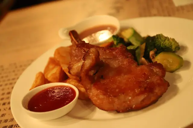 香煎黑毛豬配蘋果汁薯角