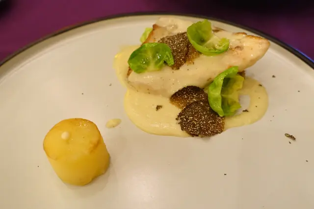 多寶魚的魚肉挺身鮮美，魚肉放上清幽芳香的黑松露薄片