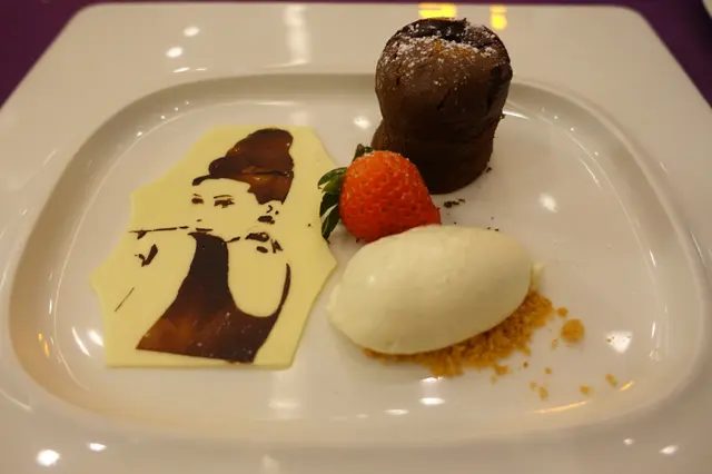 以印有柯德利夏萍圖案的白朱古力伴碟，為整份甜品增添貴氣！