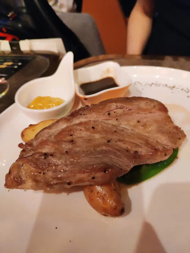 烤西班牙黑毛豬扒伴荷蘭豆燒手指薯配燒汁