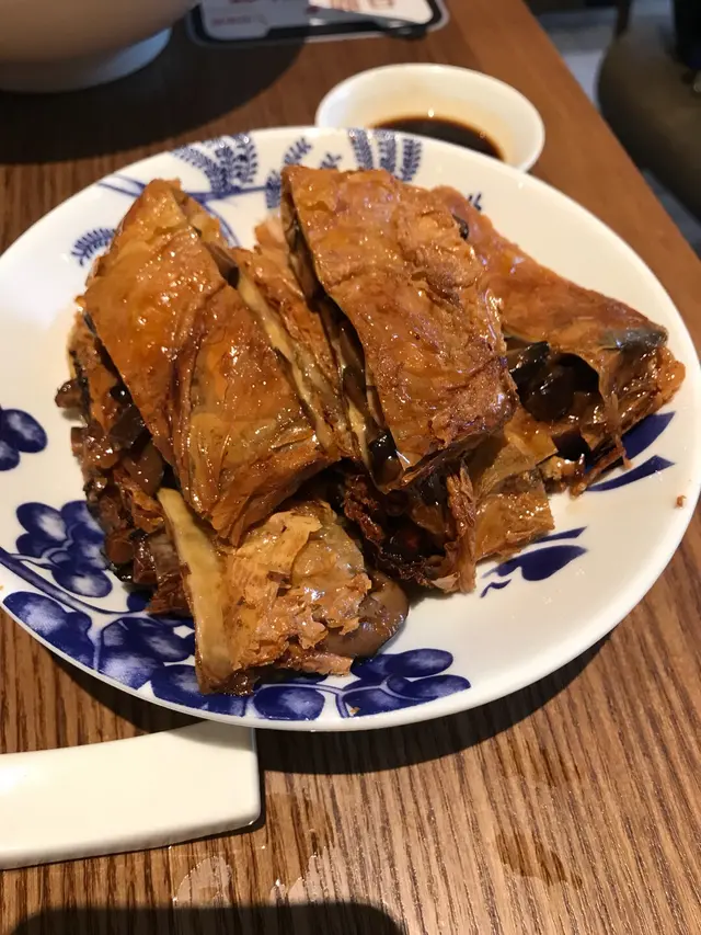 皮脆，內裏很多冬菇，而且味道濃郁