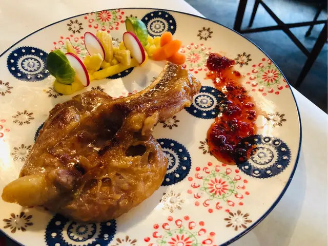 巴格斯黑豚豬架佐洛神花醬