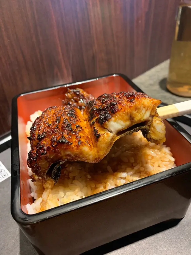 看看吧，超厚鰻魚飯。