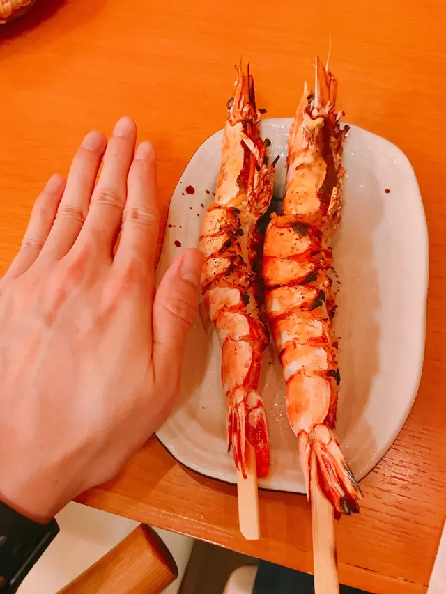 燒大虎蝦真係好似隻手咁大！