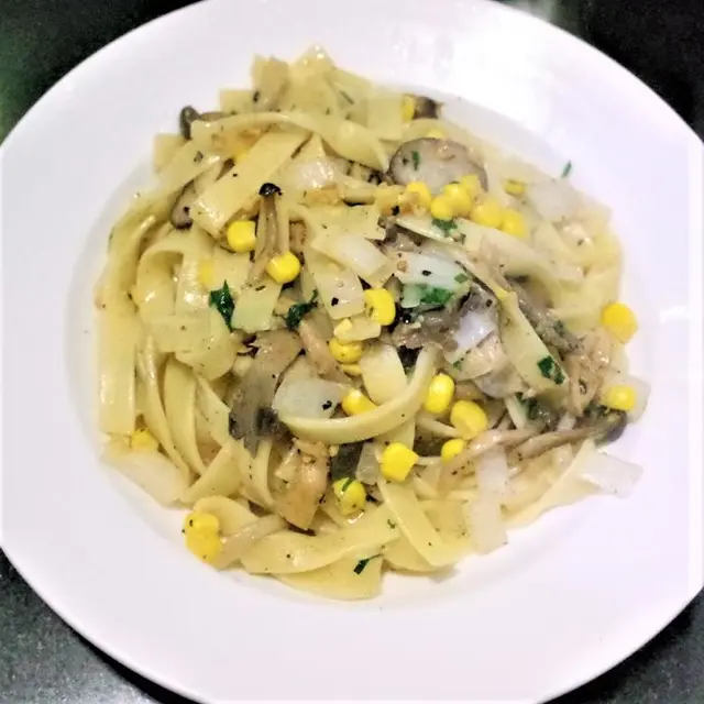 蒜香黑松露炒雜菌闊條麵