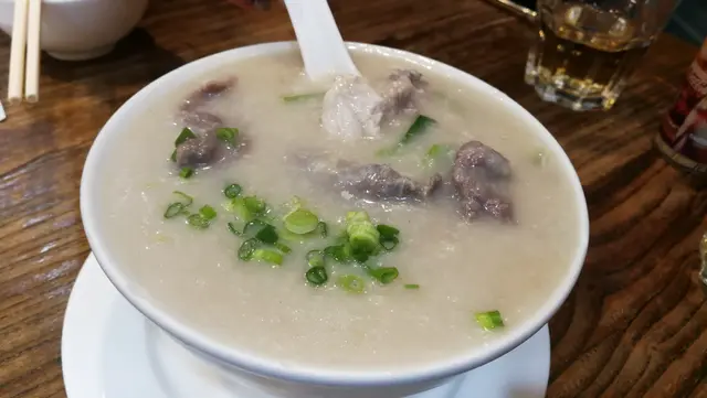 生滾牛肉粥（加雞件)