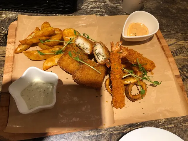 推介小食拼盤 炸魚柳炸得好酥脆，魚質厚身，啖啖肉， 我食到鱈魚既味道。 一D都唔散👍🏻 炸魷魚都幾好食， 應該係即叫即炸 