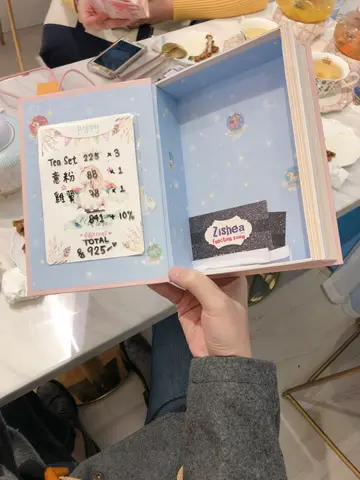 很特別的結帳盒，  如一本靚靚書