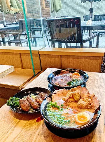 香辣豚骨拉面，原味叉烧炸鸡拉面，黑椒鸡翼