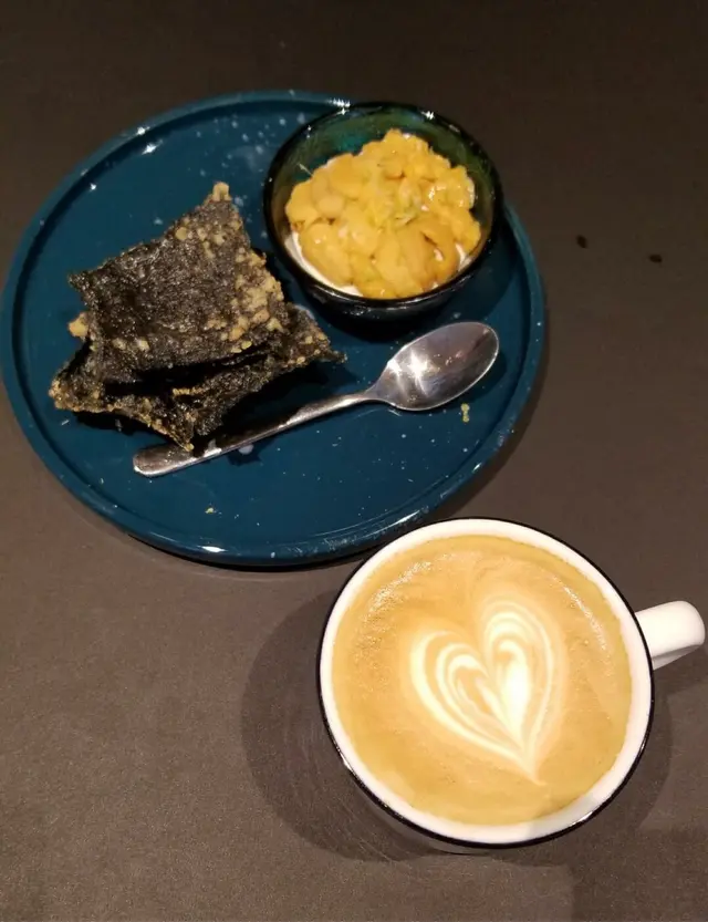 紫菜脆片配醬油芝士．海膽