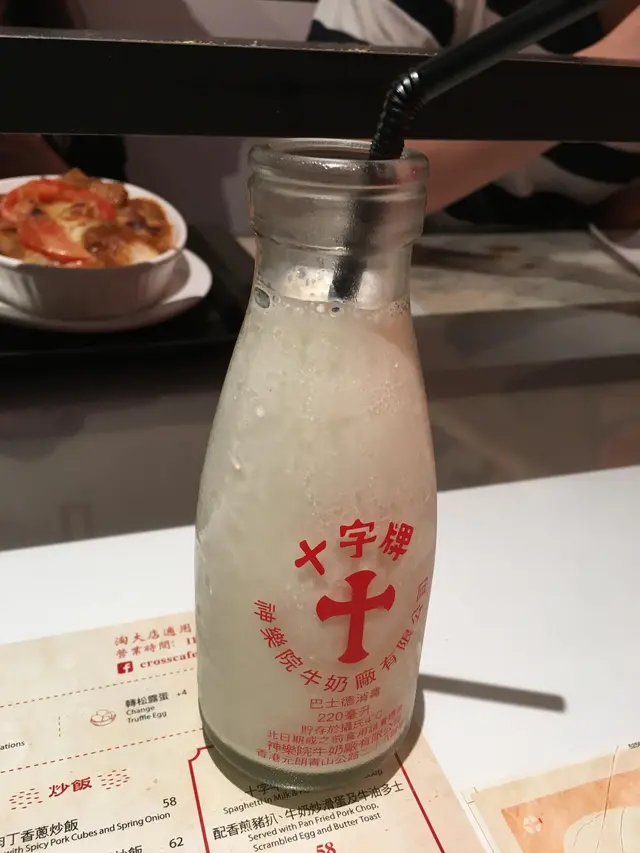 牛奶係玻璃樽裝