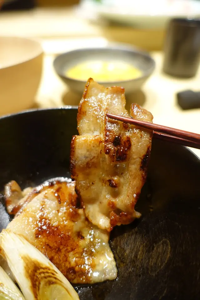 燒鹿兒島黑豚肉油光閃閃！