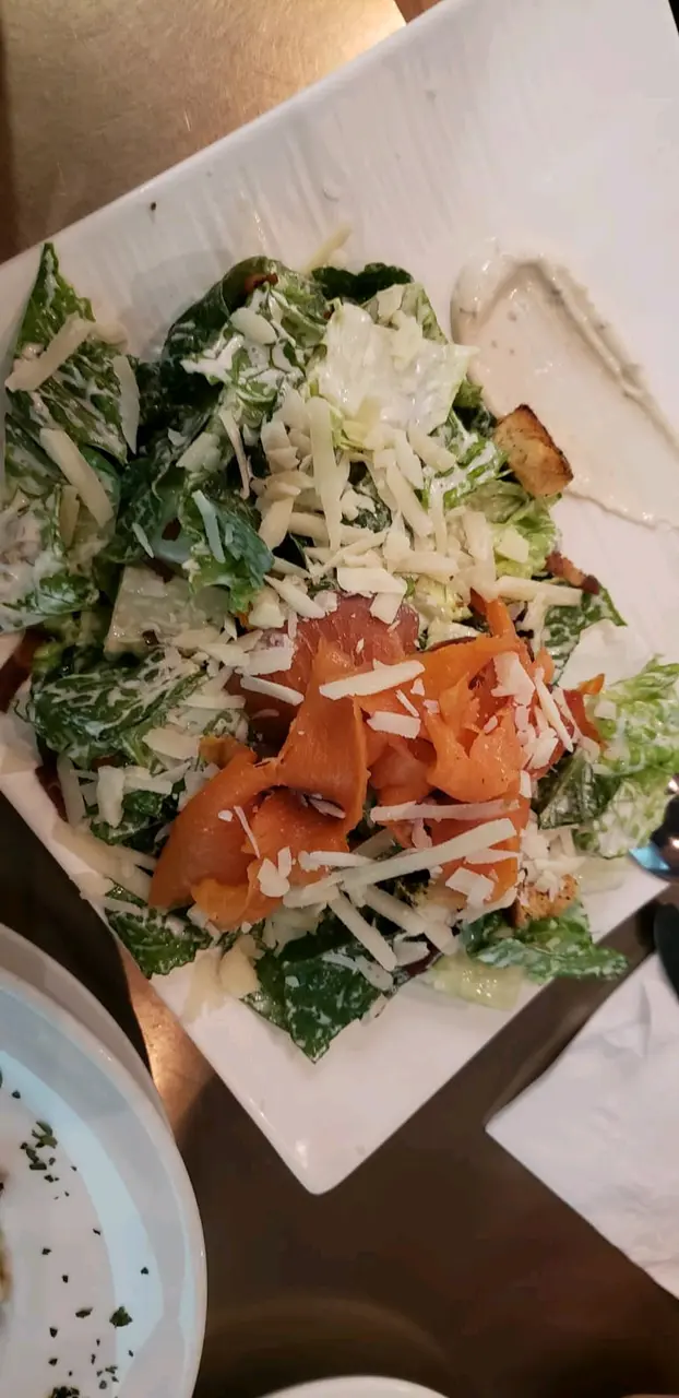 凱撒煙三文魚沙律。