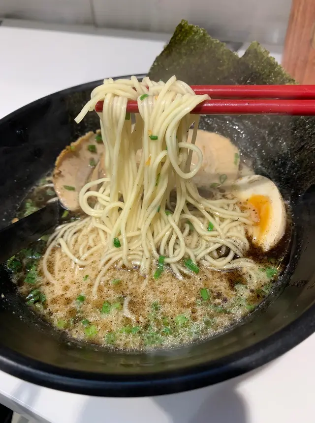 好肚餓所以揀左特，餸會比普通size多，
包括海苔三片、木耳絲、葱、半熟玉子一隻同叉燒三片。
豬骨湯底香濃而不油膩，加入秘製黑蒜油，蒜香撲鼻！
麵是幼麵，軟硬度剛好，柔軟但不易斷，掛湯能力佳。
叉燒片口感軟腍，不會太薄，肥瘦均勻！
特size有整整一隻半熟玉子，流心狀態非常美味！！
