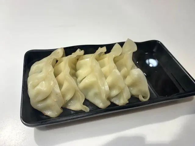 烤得金黃色的餃子內餡恰恰好不會過多，
口感偏軟糊綿密，沾醋吃更惹味可口！
