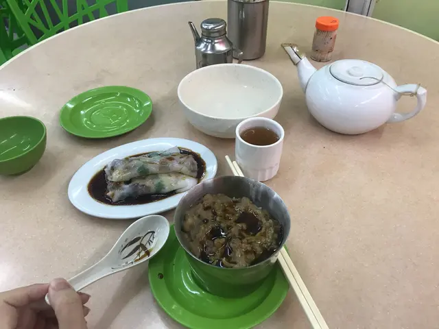 牛肉盅頭飯+叉燒腸粉