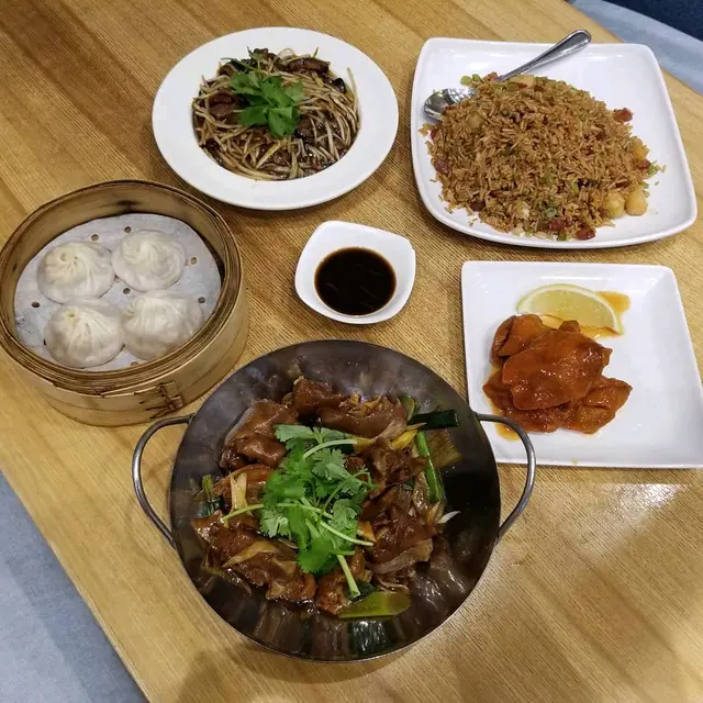 無骨燻魚($68)，上湯小籠包($38)，醬燒豬手($88)，帶子粒粒炒飯($82)，金銀炒鱔糊($108)