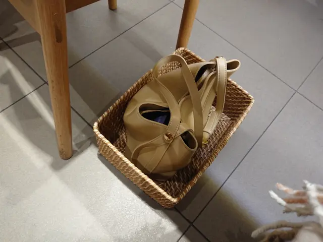 藤籃供客人擺放私人物品是基本服務吧