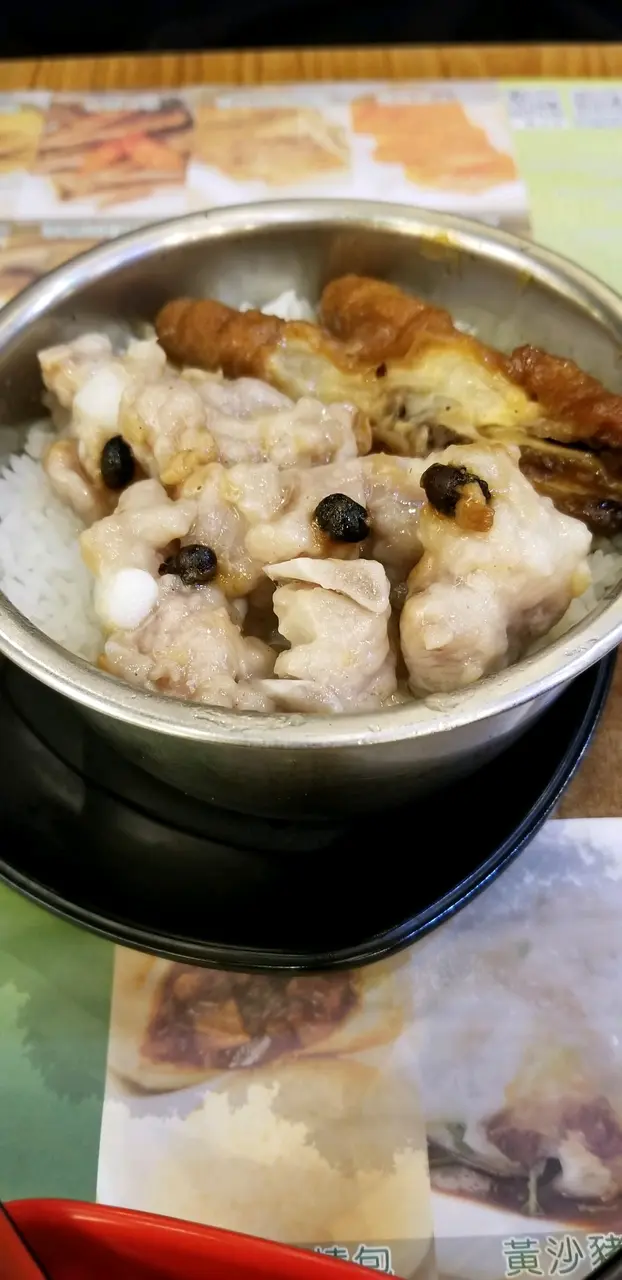 鳳爪排骨飯,配料食材尚可 但是飯味一點也沒有