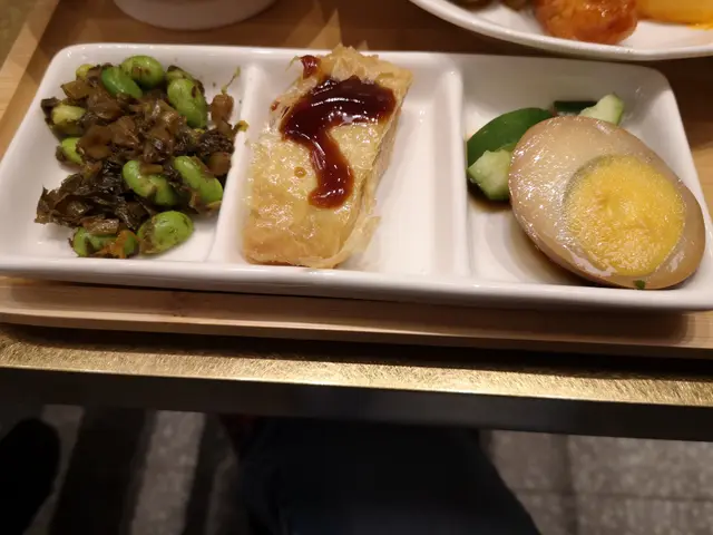 前菜 (三小碟) : 包括五香素鴨+ 醬漬雪菜毛豆+滷水蛋