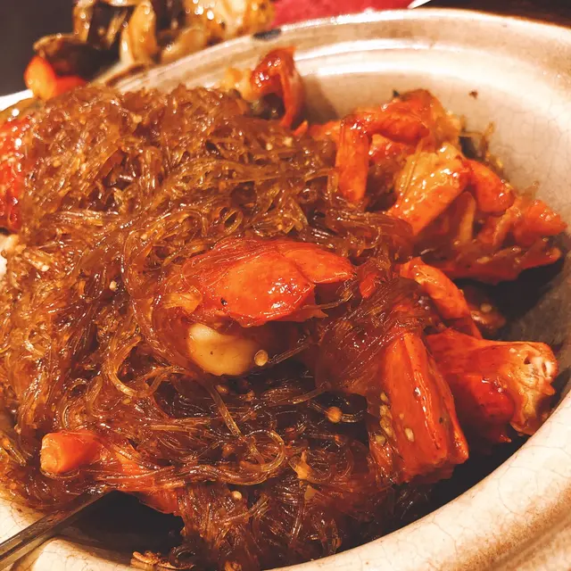 一開蓋有香濃胡椒香味，配以香茅、九層塔焗香。龍蝦新鮮彈口，絕對活口，粉絲吸盡配料香味，反而食到底有少少咸。