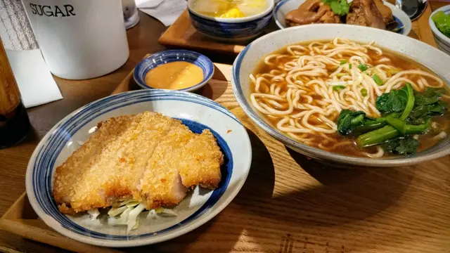 酥炸排骨麵(紅燒牛肉湯底)