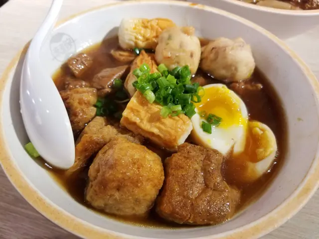 秘製牛腩、惹味豬腸、滷水豆卜、章魚燒和溏心蛋配上幼麵