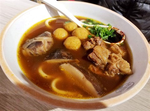 蠔皇靚花菇、秘製牛腩、咖喱魚蛋配烏冬 - 荃灣的來多碗車仔麵