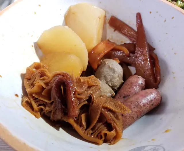 甜心蘿蔔、特級潮汕牛筋丸,台灣黑椒腸、馳名辣魷魚和牛柏葉