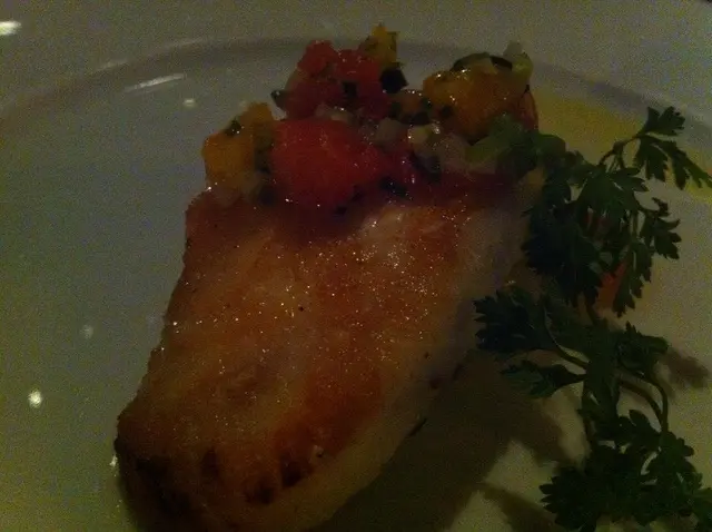 香煎魴魚配蜜柑茴香 Pan-fried fillet of john dory with citrus and fennel dressing