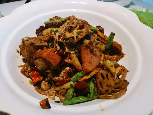 辣度可选,二师兄猪手应该有九块左右,够三四人食用,胶原蛋白非常丰富,也很入味道,配上莲藕、四季豆、土豆等吃的很满足!