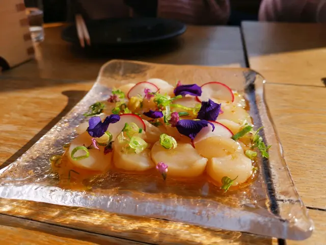 意式生帆立贝片柚子胡椒汁