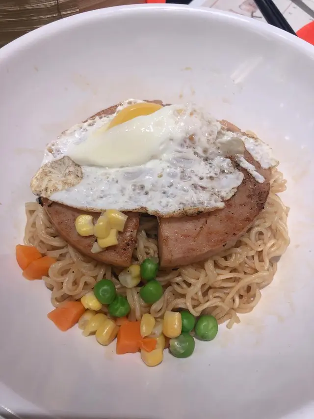 午餐肉煎蛋撈一丁麵 