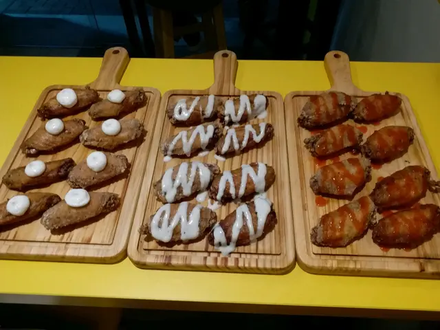 因為今次有優惠半價, 所以去盡啲叫24隻雞翼, 可以揀原味、脆皮或者一半一半, 所以索性叫咗一半一半, 再加三款醬料~ 美式水牛、 藍芝士醬、 蒜香蛋黃醬