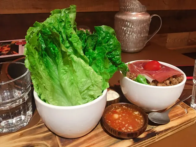 同我地平時食嘅生菜包好唔同，特別配上西班牙風乾火腿，食落更加香口。