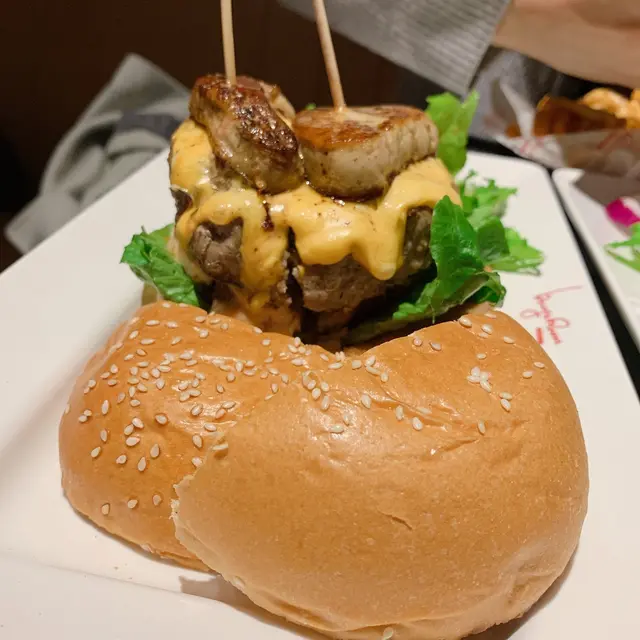 雙鵝肝牛肉漢堡