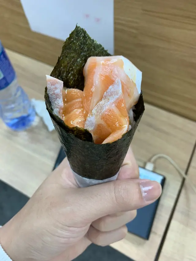 重量級三文魚腩手卷