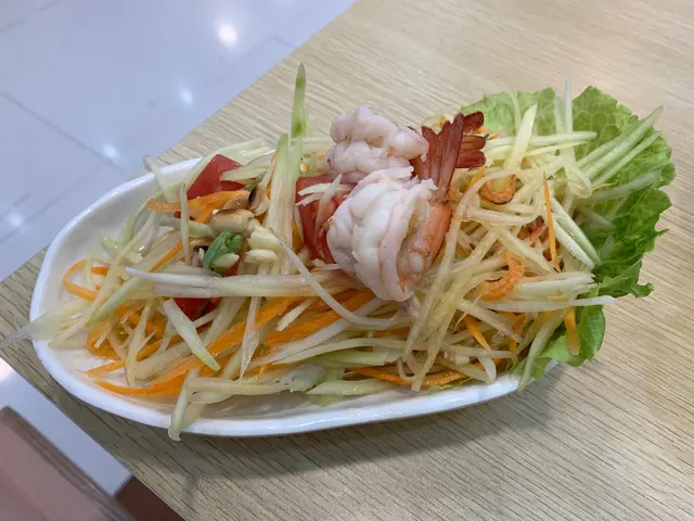 兩大隻蝦仁配上青木瓜絲,
酸酸辣辣的醬汁,清新爽脆又開胃!