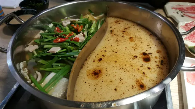 牛腸鍋VS黑蒜豚骨湯底