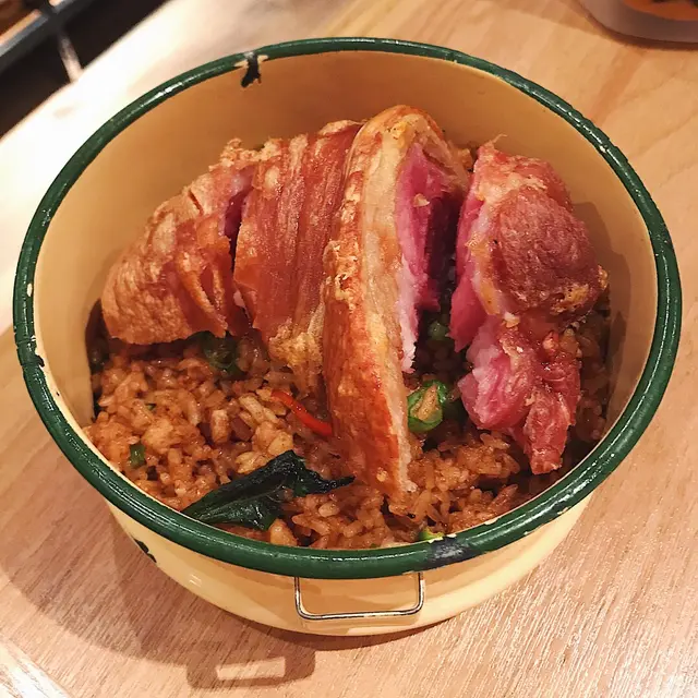 脆皮豬手配香葉辣椒炒飯