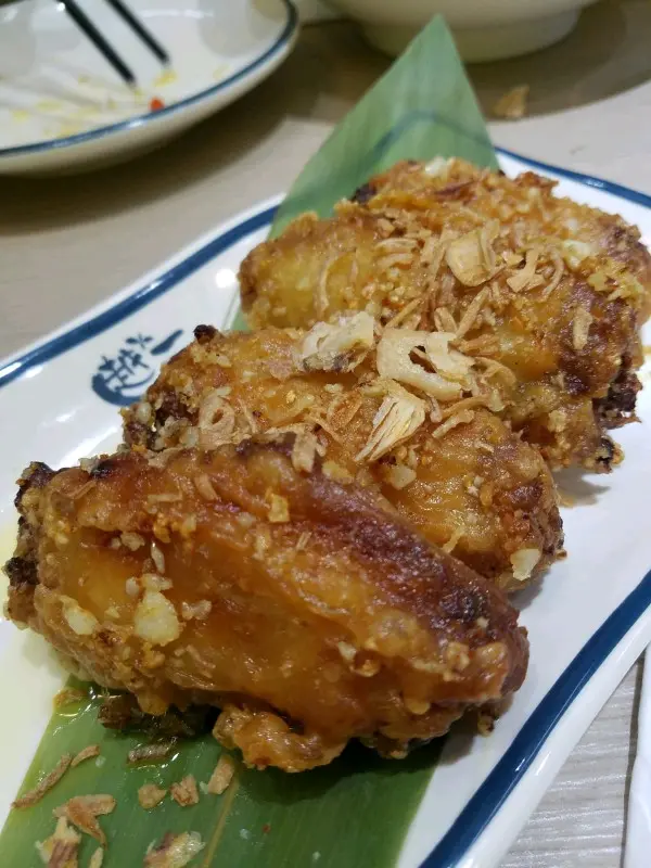 即炸還撒上炸蒜片很香，可惜炸得過火了