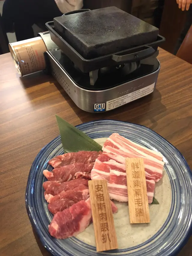 安格斯肉眼扒不會太肥或太瘦,
黑豬毛豬扒幾肥美,
帶獨一無二嘅榛果香味,濃郁且鮮嫩。