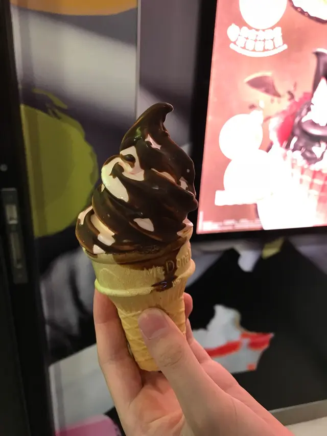 朱古力脆皮草莓新地筒