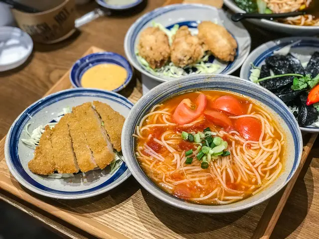 蕃茄酥炸排骨米線