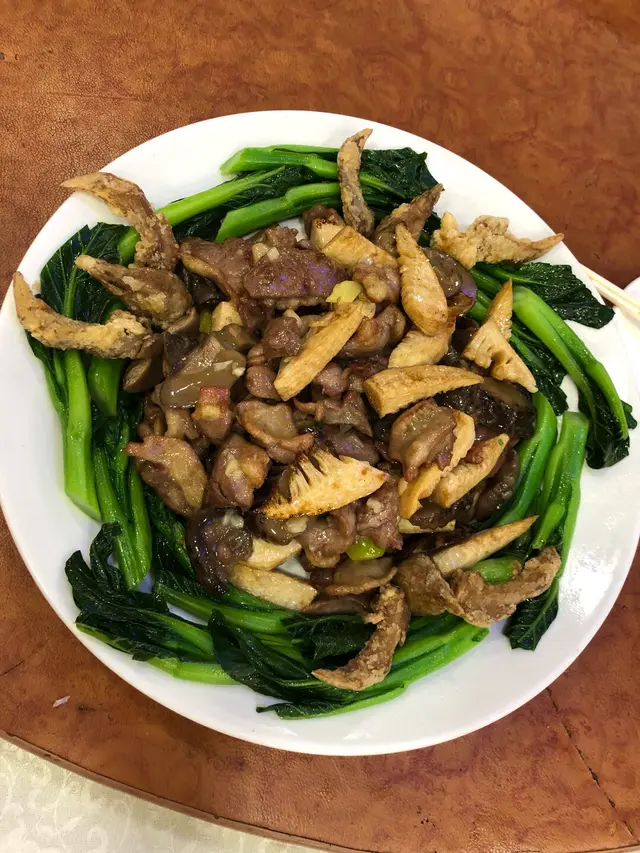 莫經理的好介紹！除了鴿肉美味外，配菜的冬菇亦十分好吃！