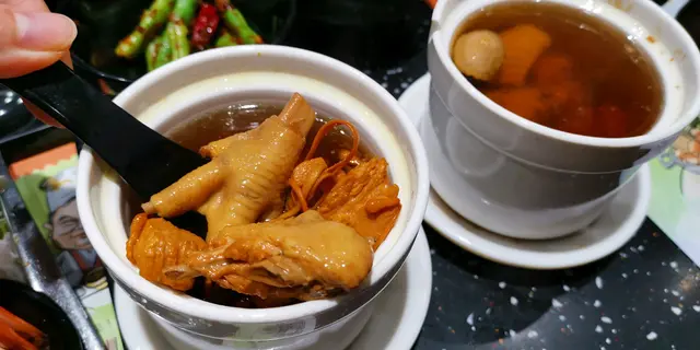 蟲草花雞腳燉湯