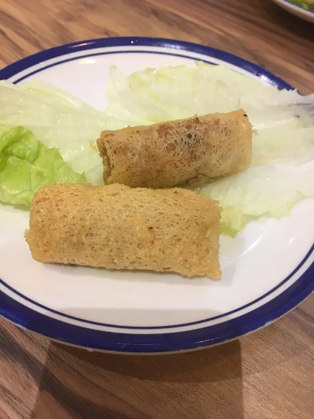 絲網春卷夠有特色，外有網紋脆皮，內有芋頭等製成嘅餡料，但始終係油炸品，食得多會膩，都係一件起兩件止。