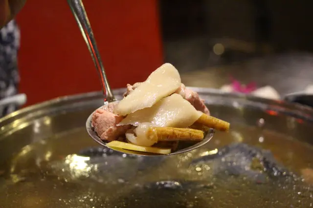 桃膠烏雞煲