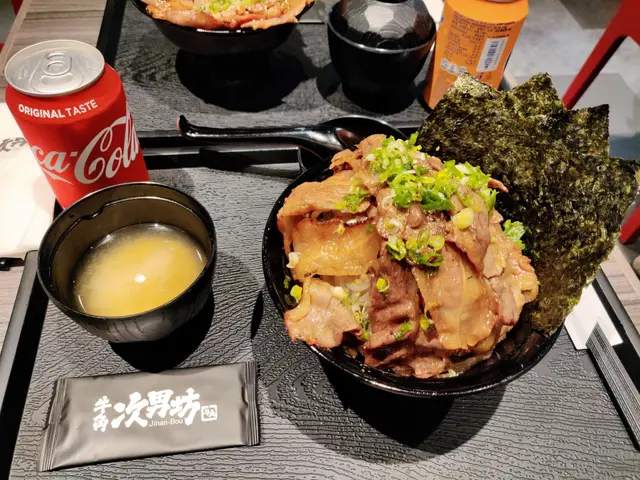 比其他人的丼矮, 牛肉量亦可能少了點
