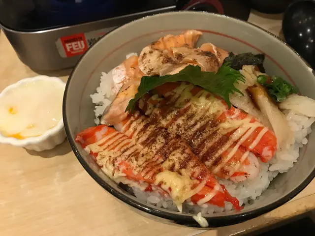 魚生丼組合未必每款餸都100%啱食，但呢款三樣都係本人至愛，所以特別開心，仲有一隻溫泉蛋跟。